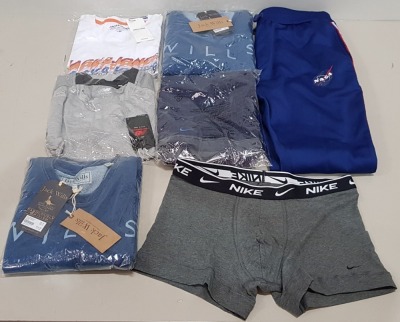 25 X BRAND NEW MIXED CLOTHING LOT CONTAINING - JACK WILLS JUMPER- NIKE SHORTS - JACK AND JONES T-SHIRTS - NEW BALANCE T-SHIRT - BOOHOO MAN PANTS ETC IN VARIOUS SIZES IN 1 TRAY