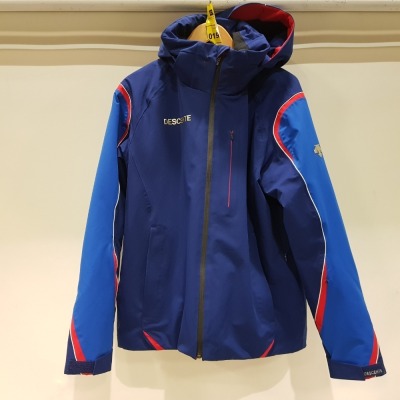 1 X BRAND NEW DESCENTE ISAK JACKET IN NAVY SIZE LARGE (52) RRP €660.00