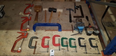 19 PIECE MIXED LOT CONTAINING - 8 X STEEL G CLAMPS - 1 X STEEL VICE - 3 X SOLO CLAMPS - 3 X RUBBER MALLETS - CLAW HAMMER ETC