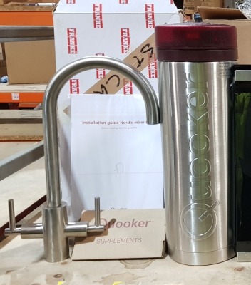 2 PIECE MIXED LOT TO INCLUDE - 1 X BRAND NEW QUOOKER HOT WATER TANK - 1 X FRANKE MIXER TAP (BOX SLIGHTLY DAMAGED)