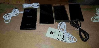 4 WORKING SMARTPHONES TO INCLUDE 2 X SONY , 1 X HUAWEI AND 1 X MOTOROLA - WITH CHARGING CABLES - NO POWER BRICK