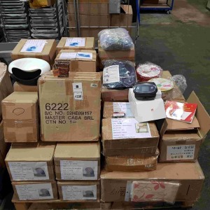 1000+ BRAND NEW MIXED LOT CONTAINING DESK FAN , KITCHEN KNIVES , LAZY TRASH CAN , BABY AIR PURIFIER , PRAM BAGS , BISCUIT TINS , COLOURING BOOKS ETC - ON HALF PALLET