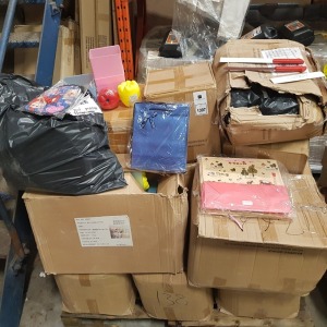 1000+ PIECE MIXED LOT CONTAINING - GIFT BAGS IN VARIOUS STYLES AND SIZES - KITCHEN KNIVES - PLASTIC FRUIT CONTAINERS - ETC