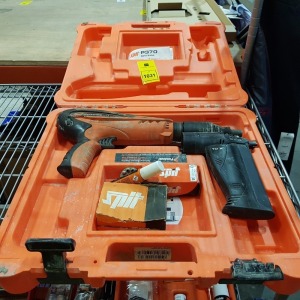 1 X PASLODE ( P370 ) SPITFIRE NAIL GUN - INCLUDES CARRY CASE) - ( PLEASE NOTE THIS IS NOT TESTED ) ( GOOD CONDITION )