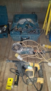 3 PIECE MIXED TOOL LOT CONTAINING 1 X DEWALT SDS DRILL ( D25052) / 1 X MAKITA ANGLE GRINDER ( 9015B ) / 1 X MAKITA CIRCULAR SAW ( 184 MM BLADE ) ( 5704R) ( PLEASE NOTE THIS IS NOT TESTED)