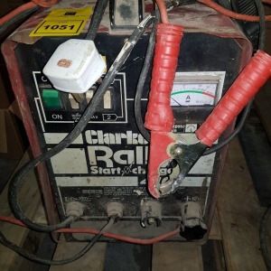 1 X CLARKE RALLY START CHARGER 410 ( 12 V / 24 V ) ( PLEASE NOTE THIS IS NOT TESTED )