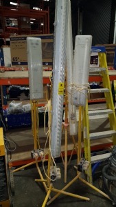 4 X INDUSTRIAL FLUORESCENT SITE LIGHTS - ALL ON TRIPODS - TO INCLUDE 2 GANG SPLITTER BOX