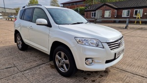 WHITE TOYOTA RAV4 XT-RD-4D DIESEL ESTATE 2231CC REG: SK62XKN VIN : JTMBC31V00D108588 FIRST REGISTERED 21/9/2012 1 KEY V5 MOT EXPIRES 17/11/2023 132,972 MILES CLIMATE CONTROL, CRUISE CONTROL, SAT NAV HEATED SEATS, ELECTRIC SEATS HALF LEATHER/LCANTARA SEATS