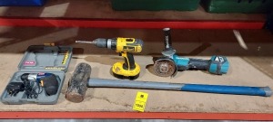 4 PIECE MIXED TOOL LOT CONTAINIG RYOBI HAND DRILL (062561)/ DEWALT DRILL WITH BATTERY - NO CHARGER / MAKITA ANGLE GRINDER NO BATTERY NO CHARGER / SLEDGEHAMMER