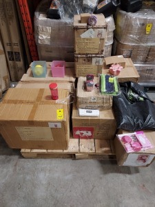 LARGE AMOUNT MIXED PALLET LOT CONTAINING BRAND NEW PLASTIC CUP WITH LID / CELLOTAPE BELT HOLDER / CUTTER / FRUIT STORAGE BOXES / PENCIL CASES / CUPCAKE SET / ICE POP MAKER / ACCESSORIES BAG ETC - ON HALF PALLET