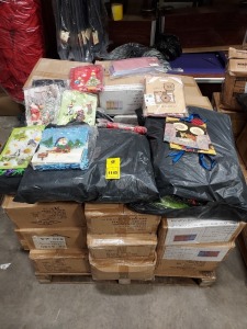 1000+ BRAND NEW MIXED PALLET LOT CONTAINING VARIOUS PAPER GIFT BAGS IN VARIOUS STYLES AND COLOURS / NOTEBOOKS / PRAYER NOTE BOOKS ETC - ON HALF PALLET