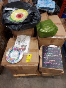 1000+ BRAND NEW MIXED PALLET LOT CONTAININING THERMAL INTERIOR LUNCH / FOOD BAGS / PAPER PLATES / PAPER GIFT BAGS / SUNFLOWER SHAPE PLASTIC PLATES / PET ACCESSORIES BAGS ETC ON HALF PALLET