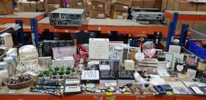 FULL BAY BRAND NEW MIXED LOT CONTAINING CHAMPAGNE BOTTLE CANDALS , HAPPY BIRTHDAY CHAMPAGNE GLASSES , PARTY TIME SPARKLERS , PARTY POPPERS , VARIOUS HOUSE PLAQUES , VARIOUS PICTURES FRAMES , BISCUIT TINS , DART PLAYER STORAGE TINS , TIE & CUFFLINKS SETS 