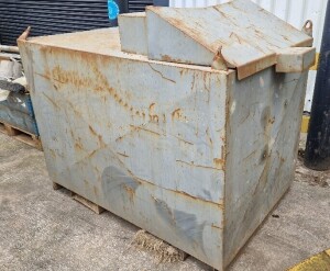 UNBRANDED FUEL TANK WITH ELECTRIC PUMP (BATTERY CONNECTION REQUIRED, BATTERY NOT SUPPLIED) 900 LITRE CAPACITY WITH ELECTRIC MOTOR AND HAND DISPENSING NOZZLE. NO FUEL CONTAINED HAS BEEN USED TO STORE RED DIESEL