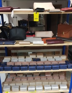 100 + PIECE MIXED LOT CONTAINING LARGE AMOUNT OF VARIOUS RINGS AND NECKLACE STORAGE BOXES ( VARIOUS NAMES ) , LARGE AMOUNT OF KATIE LOXTON WOMANS HANDBAGS AND PURSES IN VARIOUS COLOURS TO INCLUDE BLACK / CREAM / BROWN / BLUE , KATIE LOXTON SCARFS IN FL