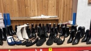 24 X BRAND NEW MIXED SHOE LOT CONTAINING - DOROTHY PERKINS BOOTS - JD WILLIAMS HEELED SHOES - TOPSHOP HEELED ANKLE BOOTS - CREAM KNEE HIGH BOOTS ETC IN VARIOUS SIZES