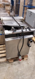 1 X MOORWOOD VULCAN M LINE COMMERCIAL STAINLESS STEEL 600MM DEEP FRYER ( MODEL : 92160 ) - 5 PIN PLUG ( HEIGHT 900MM X DEPTH 700 MM X 600 MM LENGTH )