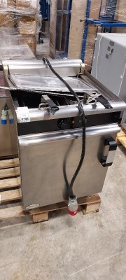 1 X MOORWOOD VULCAN M LINE COMMERCIAL STAINLESS STEEL 600MM DEEP FRYER ( MODEL : 92160 ) - 5 PIN PLUG ( HEIGHT 900MM X DEPTH 700 MM X 600 MM LENGTH )