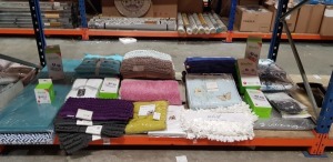 FULL BAY MIXED HOMEWARE LOT CONTAINING ALLURE BATH MATS IN VARIOUS STYLES - THE HOME BEDSPREAD - DESIGN PORT THROW - VICTORIA LONDON TOWEL BATH SET