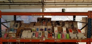 2000+ BRAND NEW FULL BAY MIXED LOT CONTAINING SAMSUNG GALAXY TAB 3 / NOTE 3 / GALAXY S4 / GALAXY NOTE FLIP PHONE / TABLET COVERS / GADGETICBOX SPEAKER / 1P 5G COVERS / MONOPOD SELFIE STICK ETC - ALL IN VARIOUS STYLES AND COLOURS