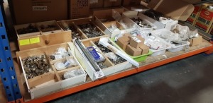 FULL BAY MIXED KITCHEN FITTINGS LOT CONTAINING WALL BRACKETS / KITCHEN TAP BRACKETS/ KITCHEN DOOR HANDLES / VARIOUS DEGREE KITCHEN DOOR HINGES / PLASTIC COUPLERS ETC -