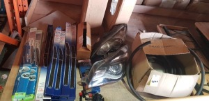 HALF BAY AUTOMOTIVE LOT CONTAINING VAUXHAULL ASTRA PASSENGER SIDE HEADLIGHT ( BROKEN BRACKETS ) , HYUNDAI PASSENGER SIDE HEADLIGHT ( BROKEN BRACKETS ) / VARIOUS UNIPART WIPER BLADES ( GWB50) , VALEO VM417 ) WIPER BLADES / INDICATOR STALK / APPROX 20 M 