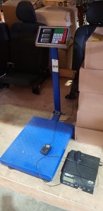 2 PIECE SCALES LOT CONTAINING DIGITAL FLOOR PLATFORM SCALE 300KG / 1 X POSTSHIP SCALES AND BALANCES - MAXIUMIUM CAPACITY 20KG