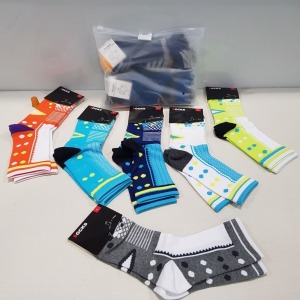 240 X BRAND NEW PAIRS OF COMFORT AND SOFT ANKLE / FULL SIZE SOCKS - ALL IN VARIOUS COLOURS AND PRINTS AND SIZES TO INCLUDE L AND XL ( IN 40 SEALED BAGS OF 6) - IN 2 TRAY NOT INCLUDED