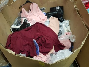 150 + BRAND NEW PALLET BOX OF MIXED CLOTHING TO INCLUDE SWEATERS / FAUX LEATHER HAND BAGS / TOPSHOP JONI JEANS / BLOUSES / PANTS / TOPSHOP FAUX LEATHER SKIRTS ETC - ( IN A HALF PALLET BOX )