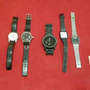 5 PIECE MIXED WATCH LOT CONTAINING 1 X KENNITH COLE REACTION WATCH / 1 X CALVIN KLEIN WATCH / 1 X NY LONDON WATCH / 2 X CASIO QUARTZ WATCHES ( PLEASE NOTE ALL NEED BATTERYS TO WORK )