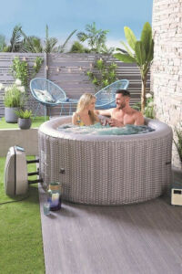 1 X STUDIO 4 SEATER ROUND RATTAN LAZY SPA WITH PUMP IN ORGINAL PACKAGING - BOX SIZE - 58 X 51 X 57.5 CM - UNDELIVERED RETURN