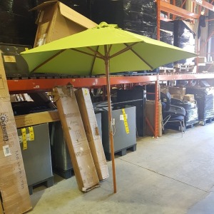 1 X BRAND NEW WOODEN PULLEY RISE PARASOL - IN GREEN - IN 1 BOX ( 2.5 M DIAMETER ) PLUS A BROWN ARBOR 150 X 50 X 200 CM