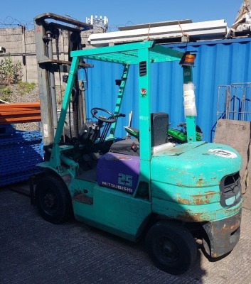 MISTUBISHI FD25 CASCADE DIESEL FORK LIFT TRUCK YOM: 1999, SERIAL NUMBER: EF18B-59473 CAPACITY 2500 KG HOURS: UNKNOWN, OUT OF SERVICE *NOTE: THIS TRUCK IS A NON RUNNER*