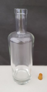 139 X BRAND NEW SAVER GLASS OXYGEN 75CL GLASS BOTTLES CORK TOP (HEIGHT 26CM) ON 1 PALLET.