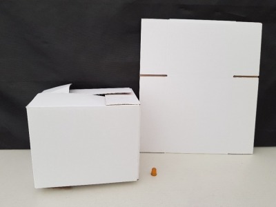 900 X BRAND NEW WHITE CARDBOARD BOXES IN SIZE 30CM X 20CM 24CM