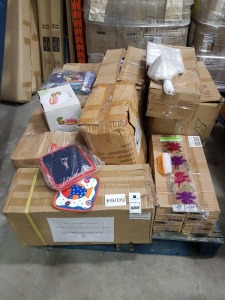 600 + BRAND NEW MIXED LOT CONTAINING FRUIT LUNCH BOXES / WINDOW GEL CLINGS / ANTI SCALDING MATS / LARGE AMOUNT PLASTIC SCRUBBING BRUSHES / TOP PUPS BIRTHDAY BOWLS / ETC - ON A FULL PALLET