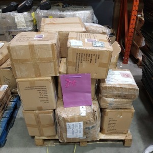 1000 + BRAND NEW MIXED LOT CONTAINING LARGE AMOUNT OF GIFT BAGS IN VARIOUS SIZES / LARGE AMOUNT FOR YOU PICTURE FRAMES - ETC - ON A FULL PALLET