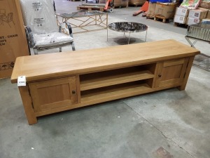 1 X BRAND NEW RUSTIC OAK EXTRA LARGE TV STAND UNIT - 2 DOOR - 2 SHELF ( L 190 CM X W 38 CM X H 58 CM ) (NOTE: IT IS NOT POSSIBLE TO PACK THIS ITEM SECURELY FOR HAULIER TRANSPORTATION & WILL NEED TO BE COLLECTED IN PERSON)