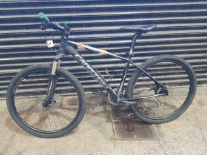 1 X CANNONDALE MOUNTAIN BIKE SIZE 17 INCH WITH DISC BRAKES