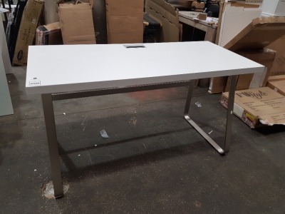 3 X WHITE DESK WITH METAL LEGS - (PLEASE NOTE SLIGHTLY SCRATCHED/DAMAGED) SIZE H 75CM L 140CM W 60CM