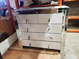 1 X 5 DRAWER CHEST IN GLOSS WHITE WITH GLASS (PLEASE NOTE GLASS MISSING TOP RIGHT) (NOTE: IT IS NOT POSSIBLE TO PACK THIS ITEM SECURELY FOR HAULIER TRANSPORTATION & WILL NEED TO BE COLLECTED IN PERSON)