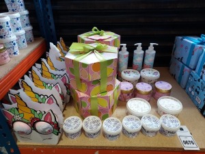 28 X BRAND NEW MIXED BATH BOMB LOT TO INCLUDE BATH BOMB FRUIT BASKET GIFT SET - UNIQUE-ORN GIFT PACKS - BOMB FACIAL SCRUB- CLOUD BODY LOTION - BOMB CANDLES ETC