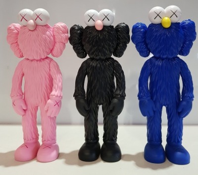 1 X SET OF 3 KAWS COMPANION MODEL ART 13 INCH HEIGHT - IN PINK / BLUE / BLACK - COLLECTABLE ART FIGURES