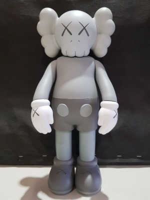 1 X KAWS COMPANION OPEN EDITION VINYL STANDING FIGURE - 2016 - GREY - 11 INCH HEIGHT - COLLECTABLE ART FIGURES