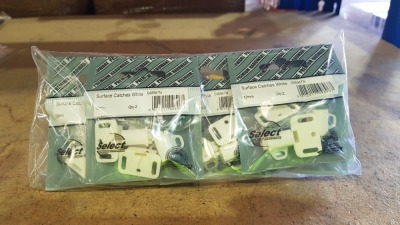 800 X BRAND NEW PACKS OF 2 SURFACE CATCHES / ROLLER CATCHES FOR KITCHEN DOORS - IN WHITE - 12 MM - IN 4 BOXES