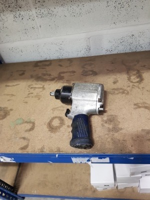 1 X USED BLUEPOINT PNEUMATIC IMPACT WRENCH ( AT555B)