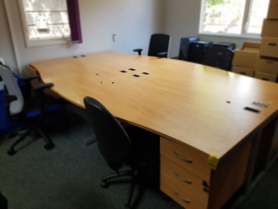 1 X POD OF DESKS (4 DESKS) WITH 4X BUILT IN LOCKABLE CABINETS - SIZE L 321CM - W 201CM - WITH 4X OFFICE CHAIRS