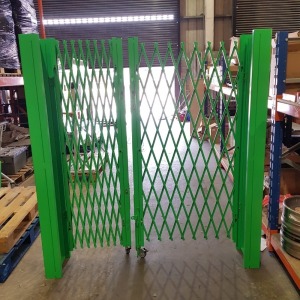 1 X METAL FOLDABLE SECURITY GATES 2 FIXED PILLARS LEFT AND RIGHT SIDES L-4M H-160