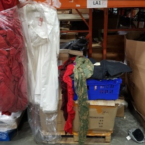 1 FULL PALLET OF MIXED CLOTHING TO INCLUDE - SCARFS - HATS - SHORTS - DRESSES - PANTS AND HOODIES ETC