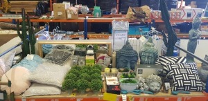 40+ BRAND NEW MIXED PREMIER LOT CONTAINING 2 LARGE BUDDHA HEADS - 1X HEDGEHOG ORNAMENT - ARTIFICIAL CACTUS - VARIOUS CUSHIONS - WOODEN FRAMED MIRROR - LED CANDLES - 200 LED MICROBRIGHTS - ETC (LOAD7 PALLET 25)